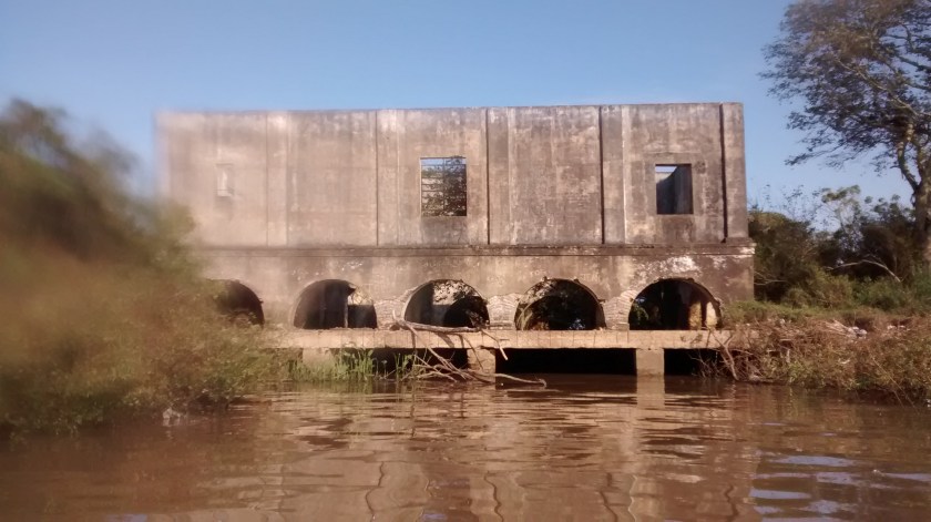 Prédio abandonado. Isto deveria virar ponto turistico. Com restaurante, transporte aquaviário... Sonho